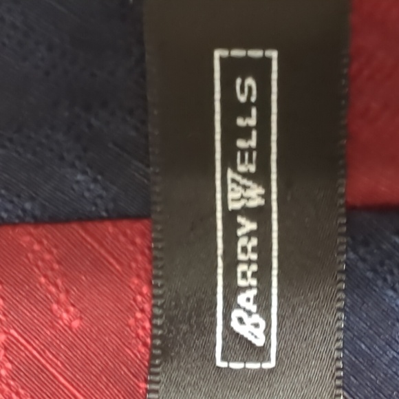 Barry Wells Geometric Patterned Silk Tie Blue Red Tan Size 4" x 58" - Picture 3 of 6